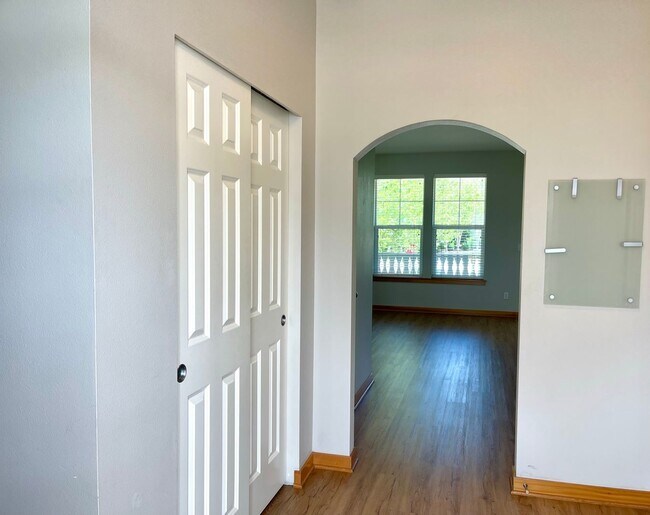 Foto del edificio - Desirable Downtown Poulsbo Place condo