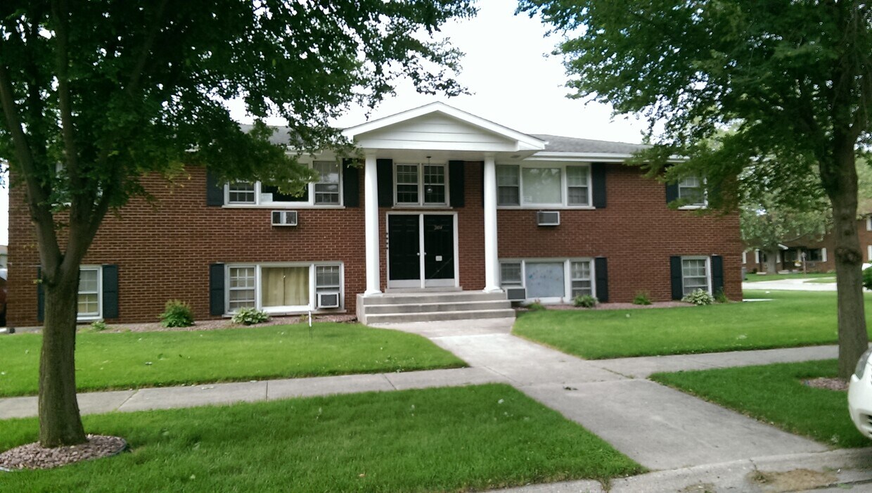 Primary Photo - 2414 Douglas St