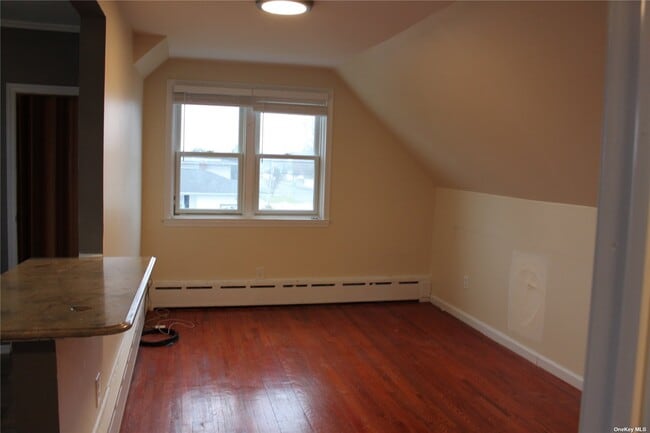 Building Photo - 113 Barnum St