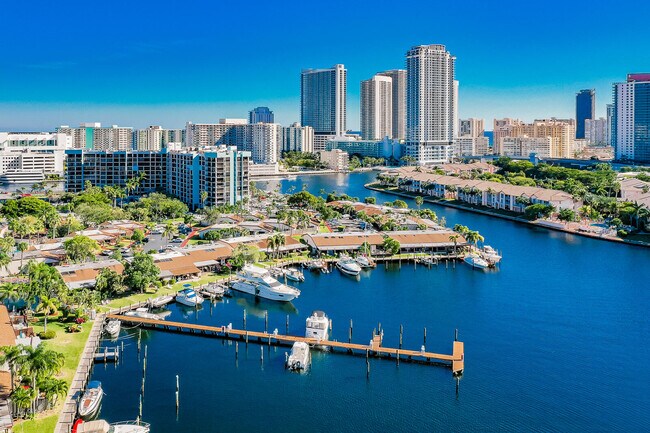 Foto del edificio - 600 Three Islands Boulevard