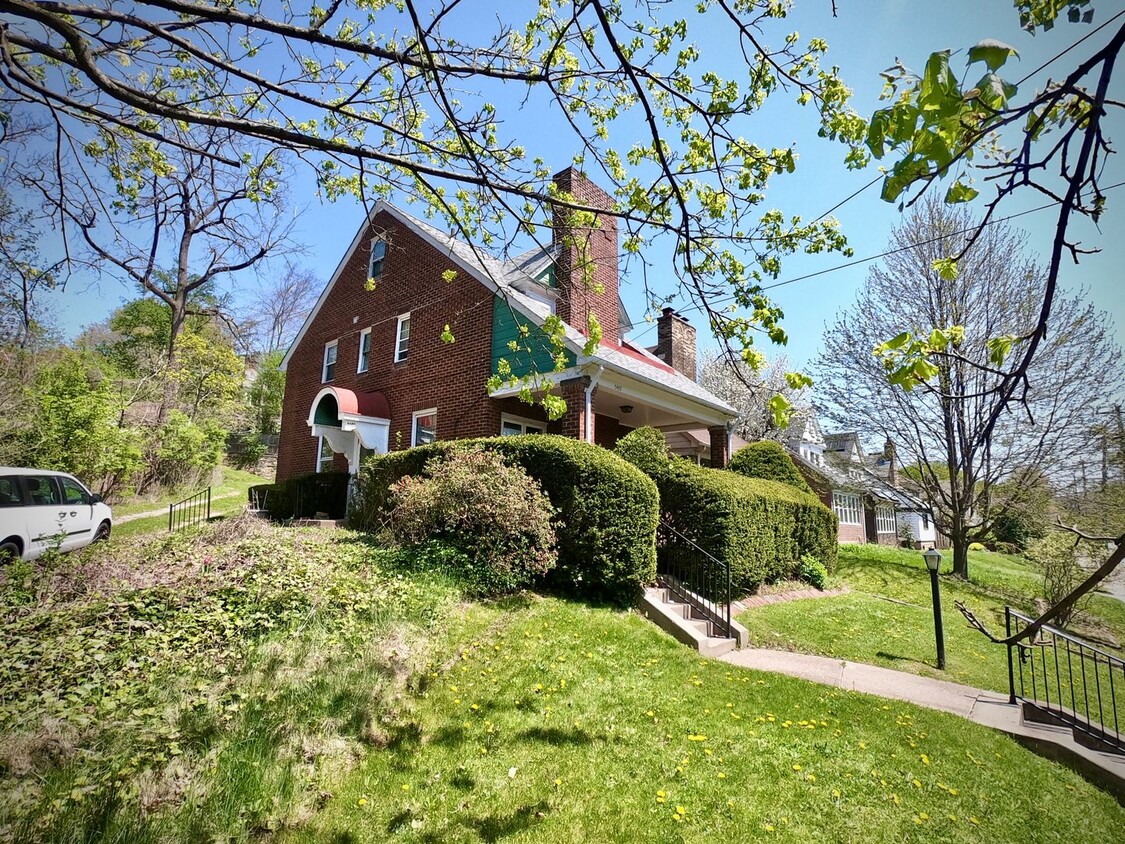 Primary Photo - 8/1 Fantastic Location. Fenced Yard. 4 bed...
