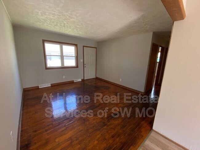 Building Photo - 806 S Crutcher Ave