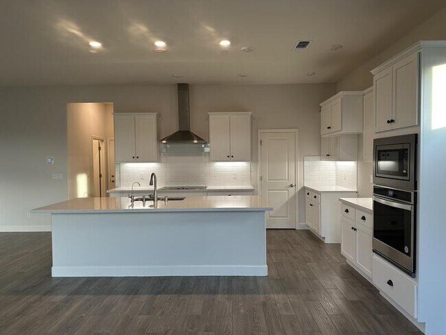 Building Photo - 200 Chinook Dr