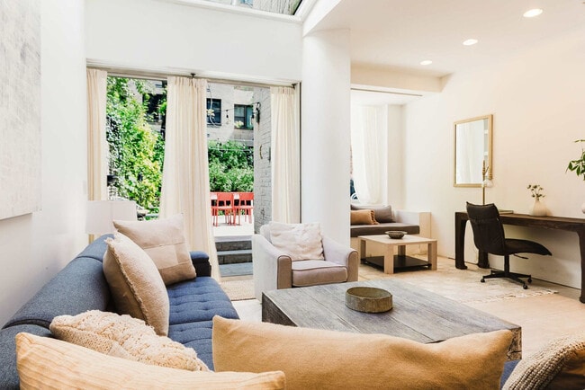 Foto del edificio - 323 E 51st St