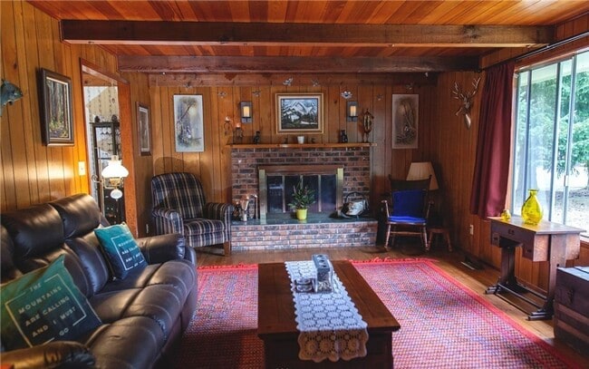 Foto del edificio - Gorgeous 5-Bed, 2-Bath Two Story Home in T...