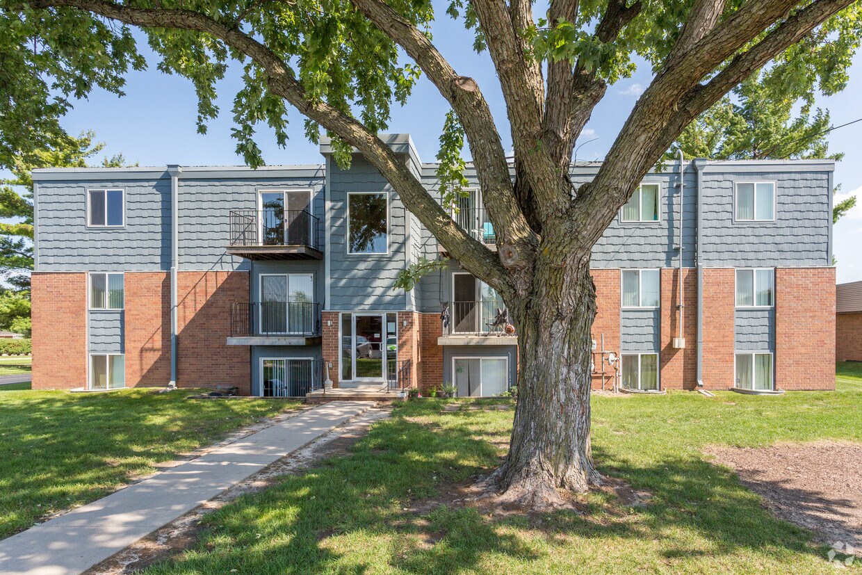 Lake Shore Place Apartments Ankeny, IA