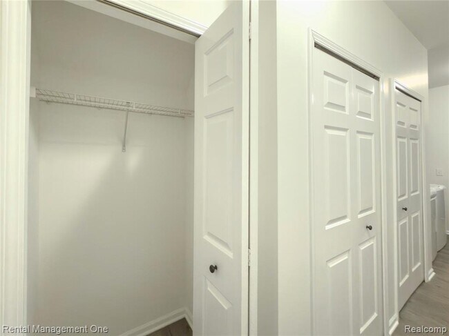Building Photo - 5637 Twin Oaks Dr