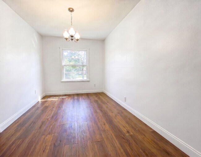 Foto del edificio - For Lease – Charming Brick Home in Historic Neighborhood