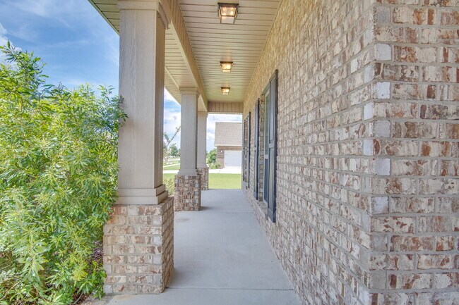 Foto del edificio - Spacious 4BR Pool Home with Modern Upgrade...