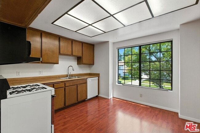 Building Photo - 11127 La Maida St