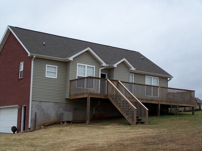 Building Photo - Charming Mountain Retreat in Seymour, TN!