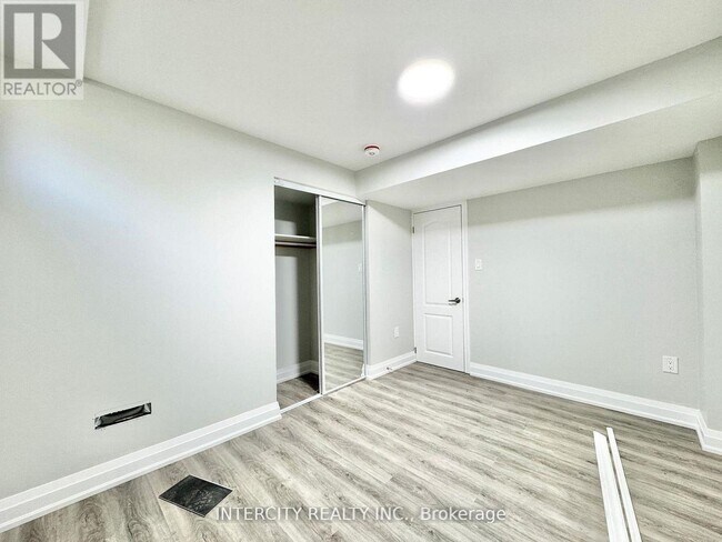 Building Photo - 299 Fleetwood Dr