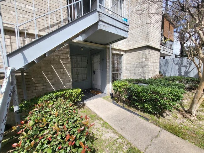 Building Photo - 7400 Bellerive Dr