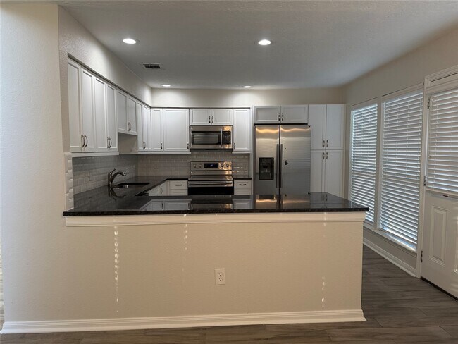 Foto del edificio - 12800 Briar Forest Dr