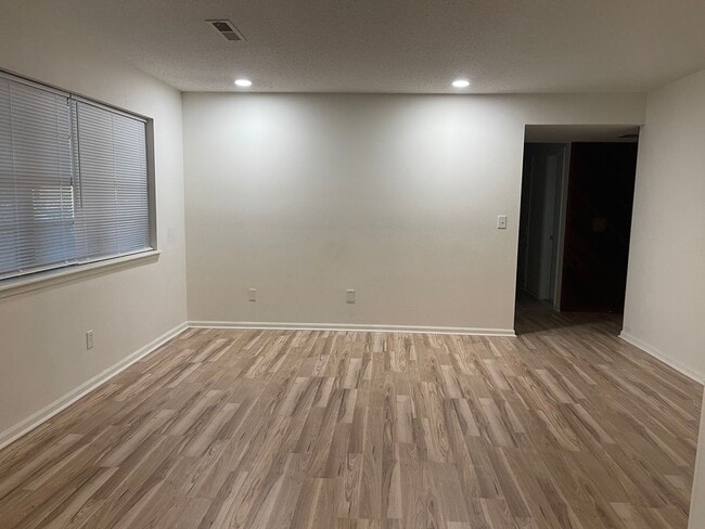 Foto del edificio - 3 bed - 1 bath - HUGE backyard