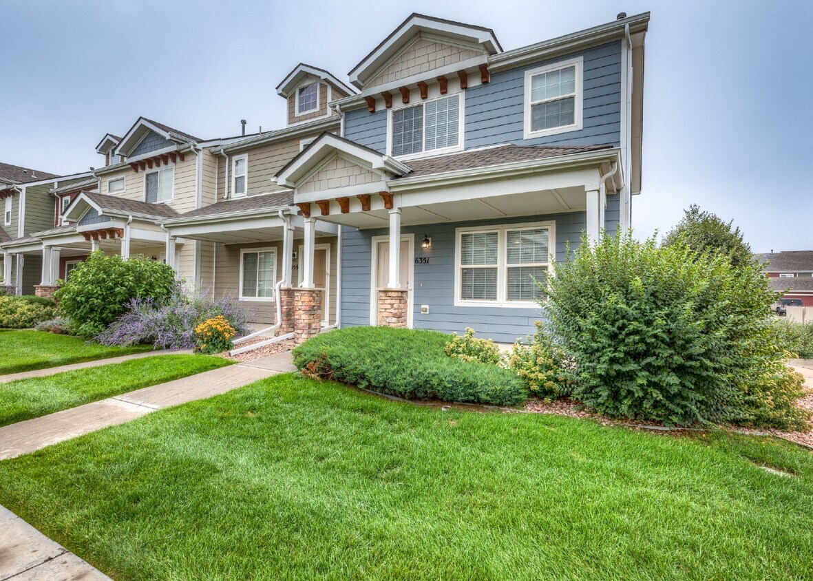 Spacious townhome with low maintenance. - Spacious townhome with low maintenance.