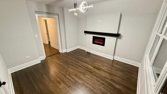 Foto del edificio - 5942 W Eastwood Ave