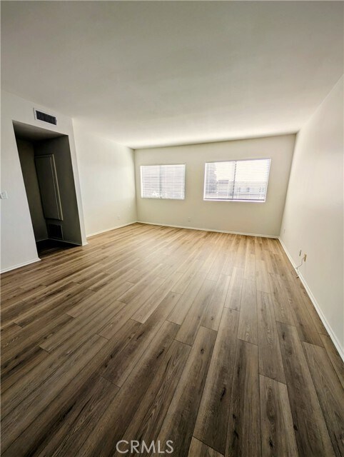 Foto del edificio - 17330 Chatsworth St