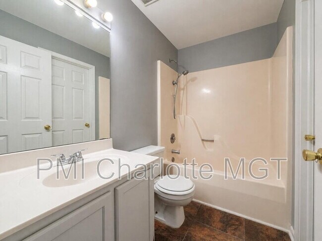 Building Photo - 654 Lex Dr