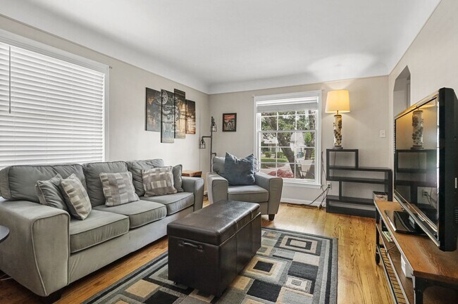 Foto del edificio - Charming 3-Bedroom Home with Finished Basement in Royal Oak