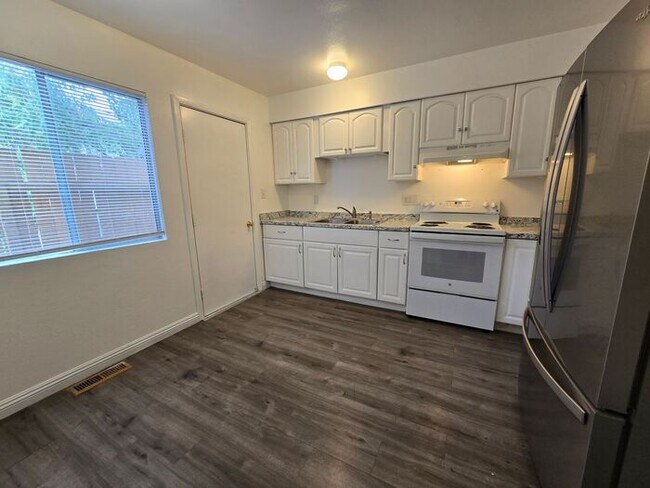 Building Photo - 3-Bedroom, 2.5-Bath Tri-Level Townhome Near UNR & Downtown Reno