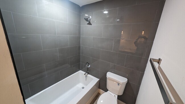 Guest bath - 2824 Desert St