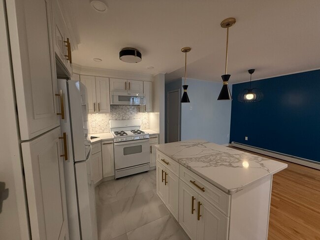 View of kitchen and dining area - 46 Hull St