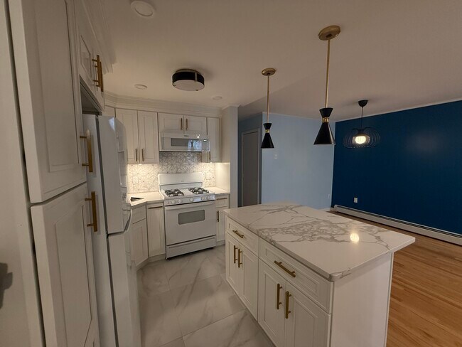 Vista de la cocina y el comedor. - 46 Hull St