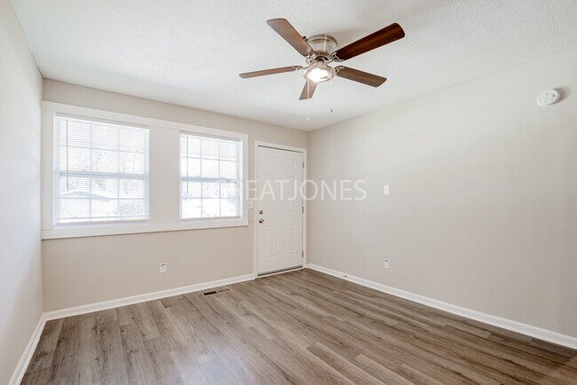 Foto del edificio - NOW OFFERING $250 OFF FIRST FULL MONTH IF ...