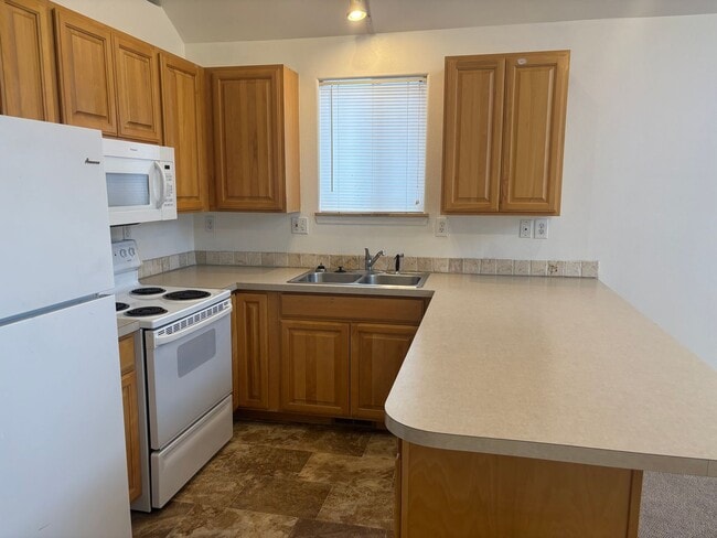 Building Photo - Townhome in CDA!