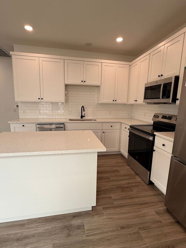 Building Photo - Charming 2 Bedroom / 2 Bath Bungalow