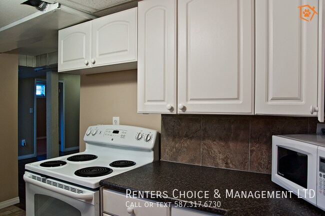 Photo du bâtiment - Pet Friendly Basement Suite with Private Fenced Yard!