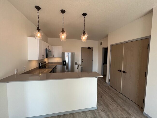 2 habitaciones Cocina con isla - STP Group, LLC (ROK)