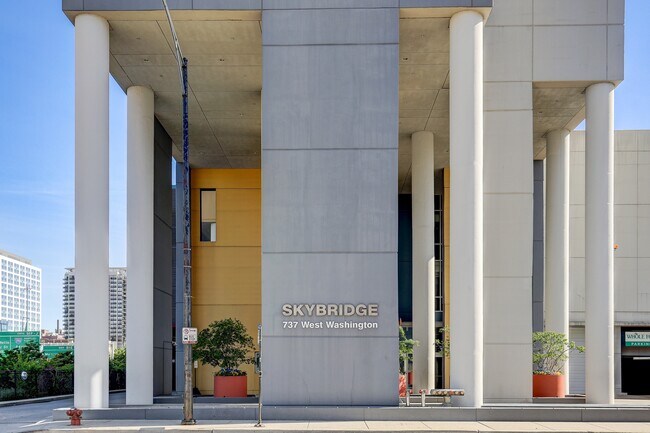 Foto del edificio - 737 W Washington Blvd