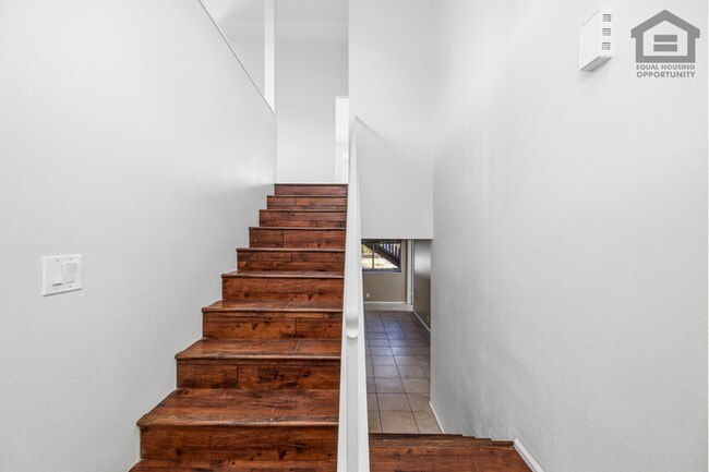 Building Photo - 6Bed/3Bath Split Level House at Cactus/75th Ave! Ready for Immediate Move-In! -- POOL!