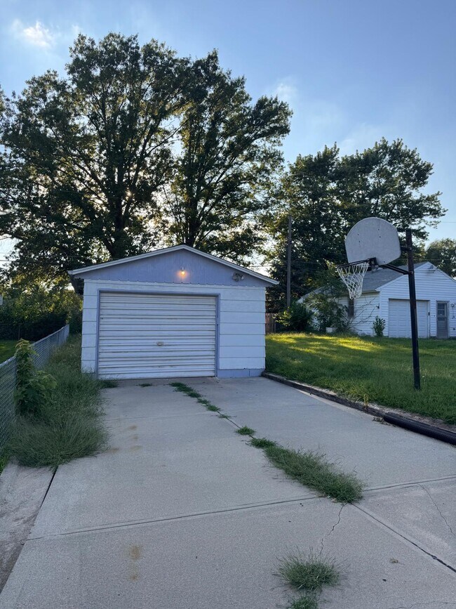 Building Photo - 2318 N 69th St