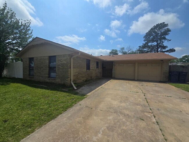 Foto del edificio - 3 Bedroom 1.5 Bath and 2 Garage home in Shawnee!