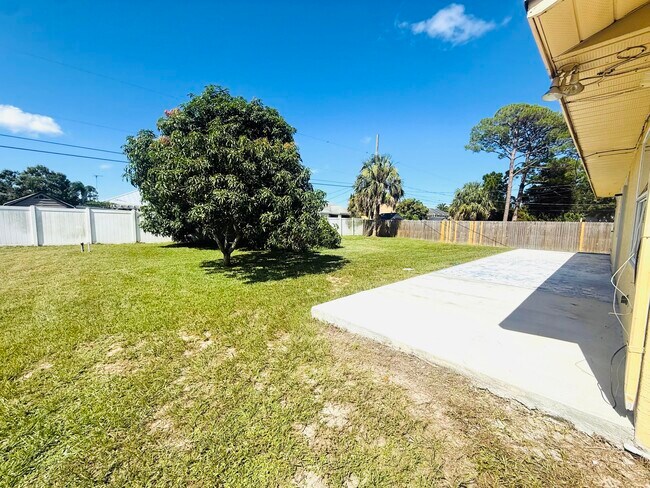 Building Photo - 1453 SW Sudder Ave