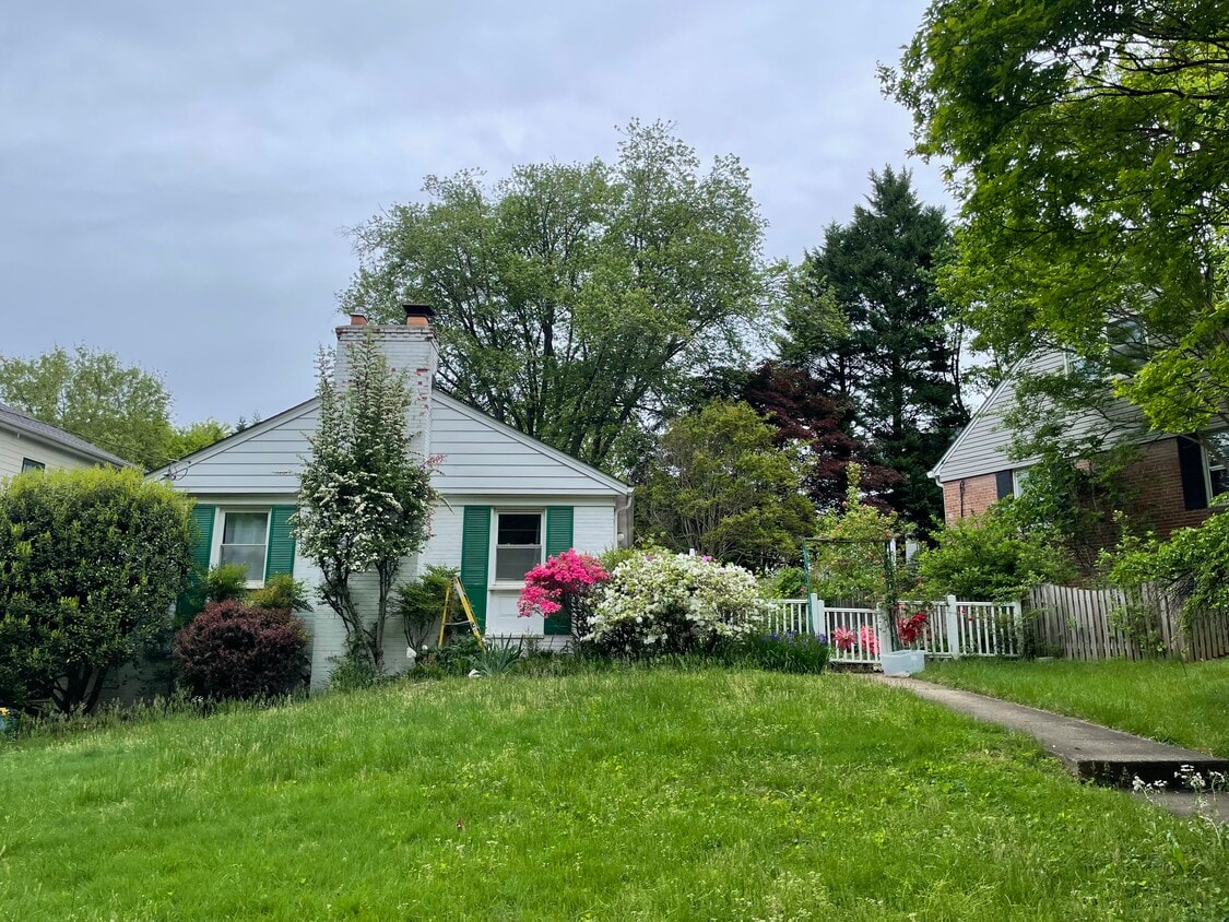 Foto principal - 8614 Ridge Rd