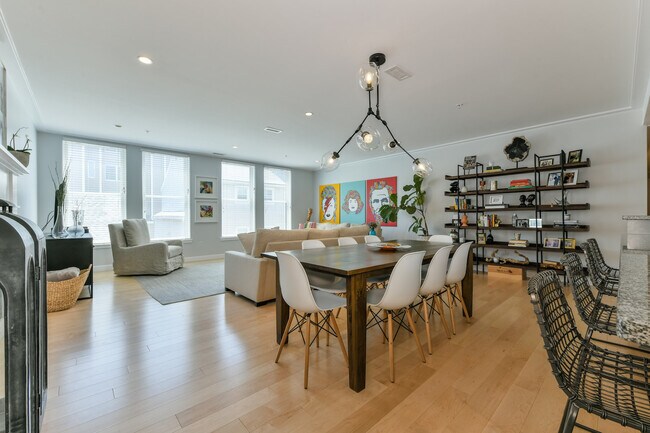 Foto del edificio - 335 W 2nd St