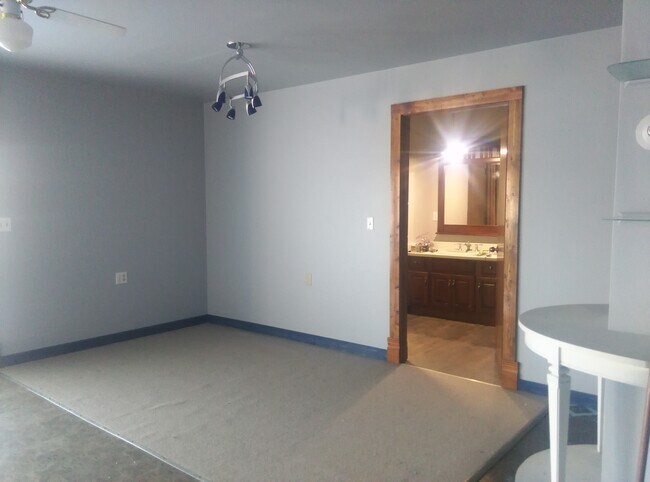 Entry - 401 N 4th Ave