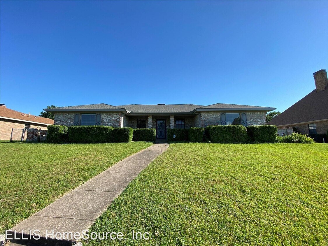 3 br, 2.5 bath House 4610 Candlestick Dr. House Rental in Garland