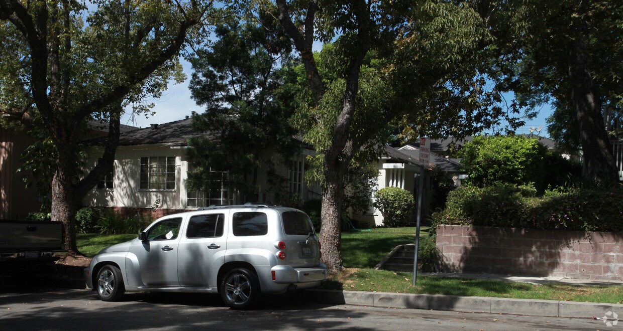 Building Photo - 621 E San Jose Ave