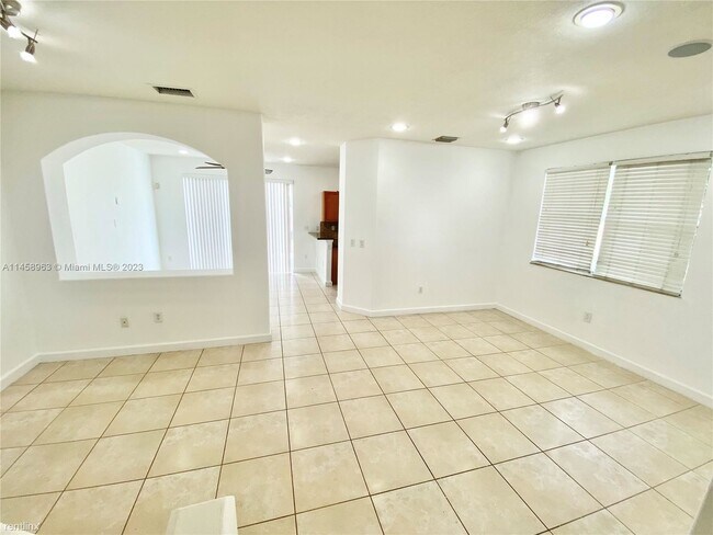 Building Photo - 4 br, 3 bath Townhome - 990 NW 99th Ct