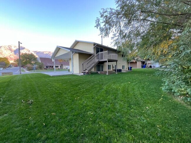 Foto del edificio - 2 bdrm 1 bath Duplex. Small Dog Friendly