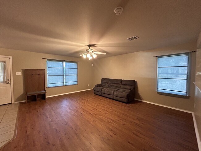 Foto del edificio - BEAUTIFUL 4 BR/2BTH HOUSE LOCATED IN CIBOL...