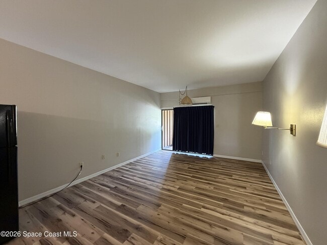 Building Photo - 2180 Country Club Dr