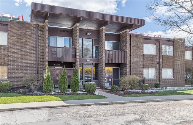 Building Photo - 10740 Valley View Rd
