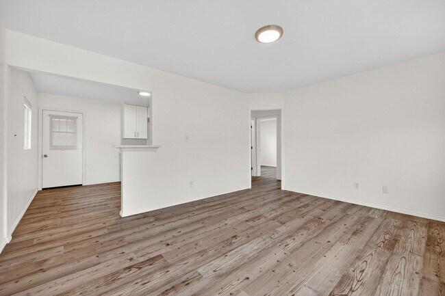 Foto del edificio - Remodeled spacious 2 bedroom, 1 bathroom unit now available!