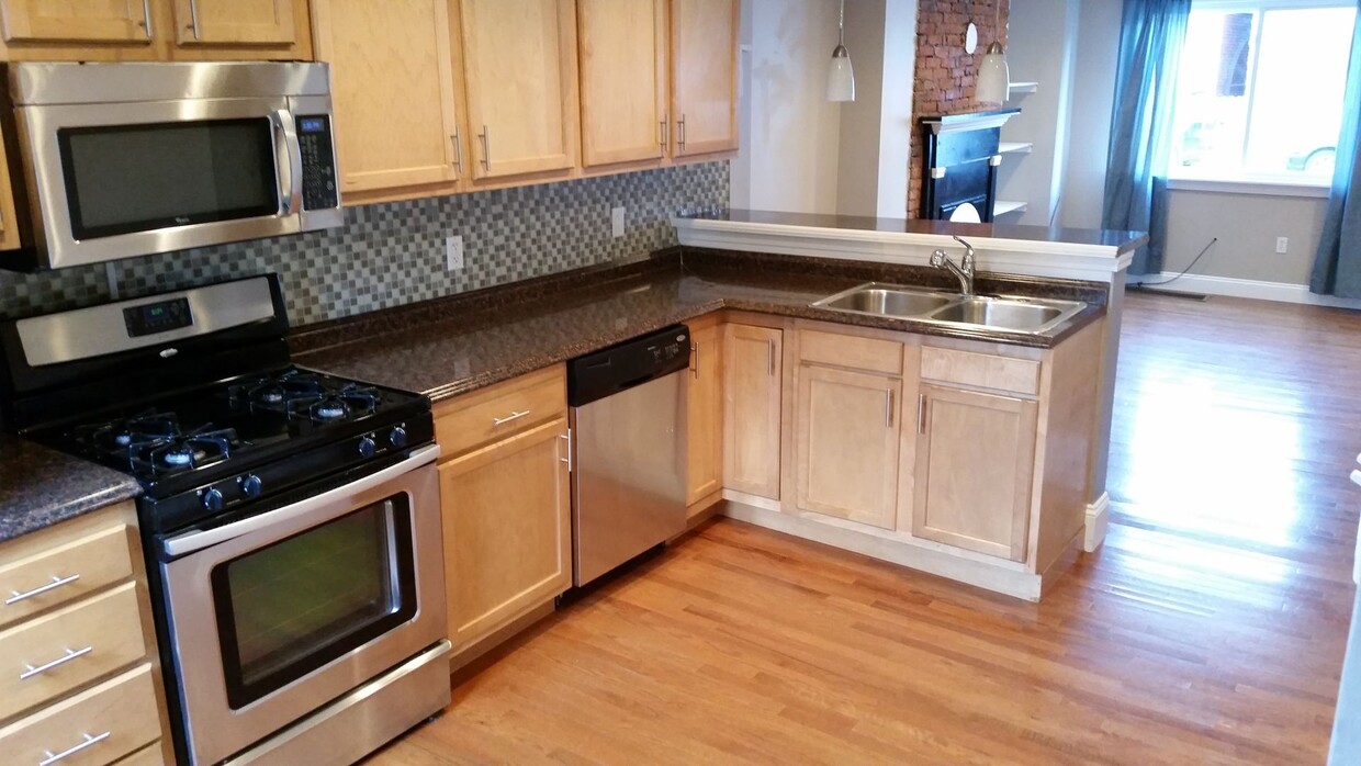 Primary Photo - Charming 3 Bedroom Reno in South Side. Ope...